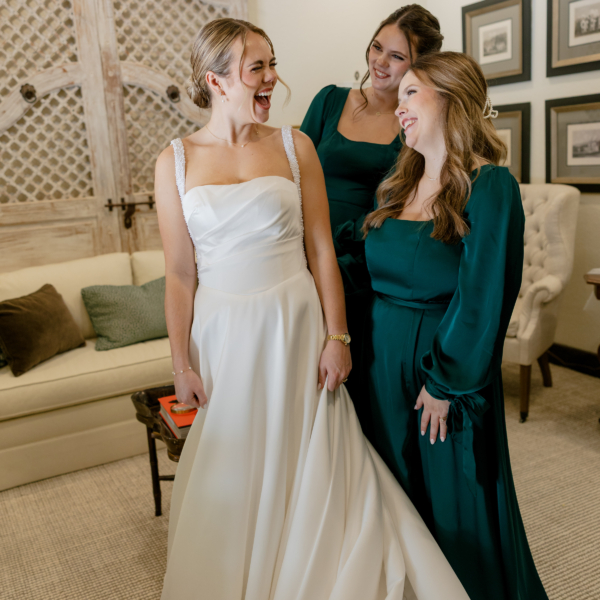 la hacienda snow hill bride bridesmaids emerald dresses getting ready - Bridal Lounge la hacienda snow hill bride bridesmaids emerald dresses getting ready