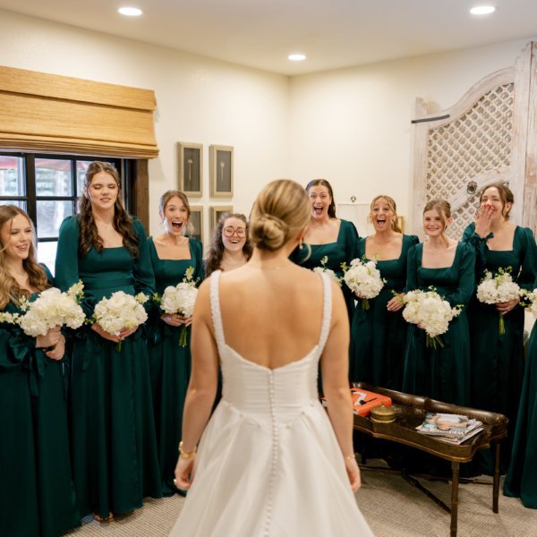 la hacienda snow hill bride bridesmaids first look reveal emerald green dresses - Bridal Lounge la hacienda snow hill bride bridesmaids first look reveal emerald green dresses