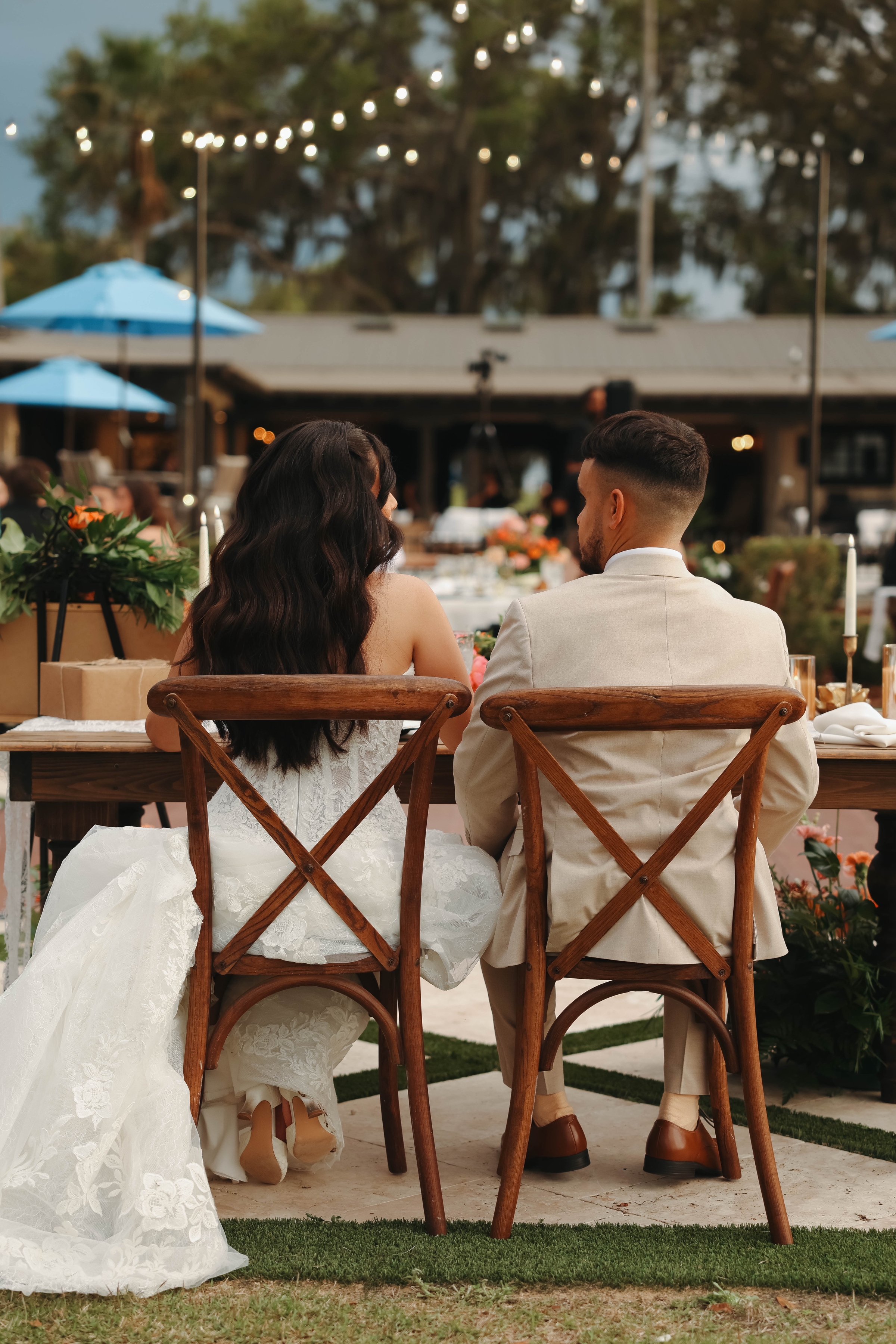 la hacienda snow hill spring colors outdoor reception couple - Vibrant Spring Weddings: The Must See Trend at La Hacienda On Snow Hill la hacienda snow hill spring colors outdoor reception couple