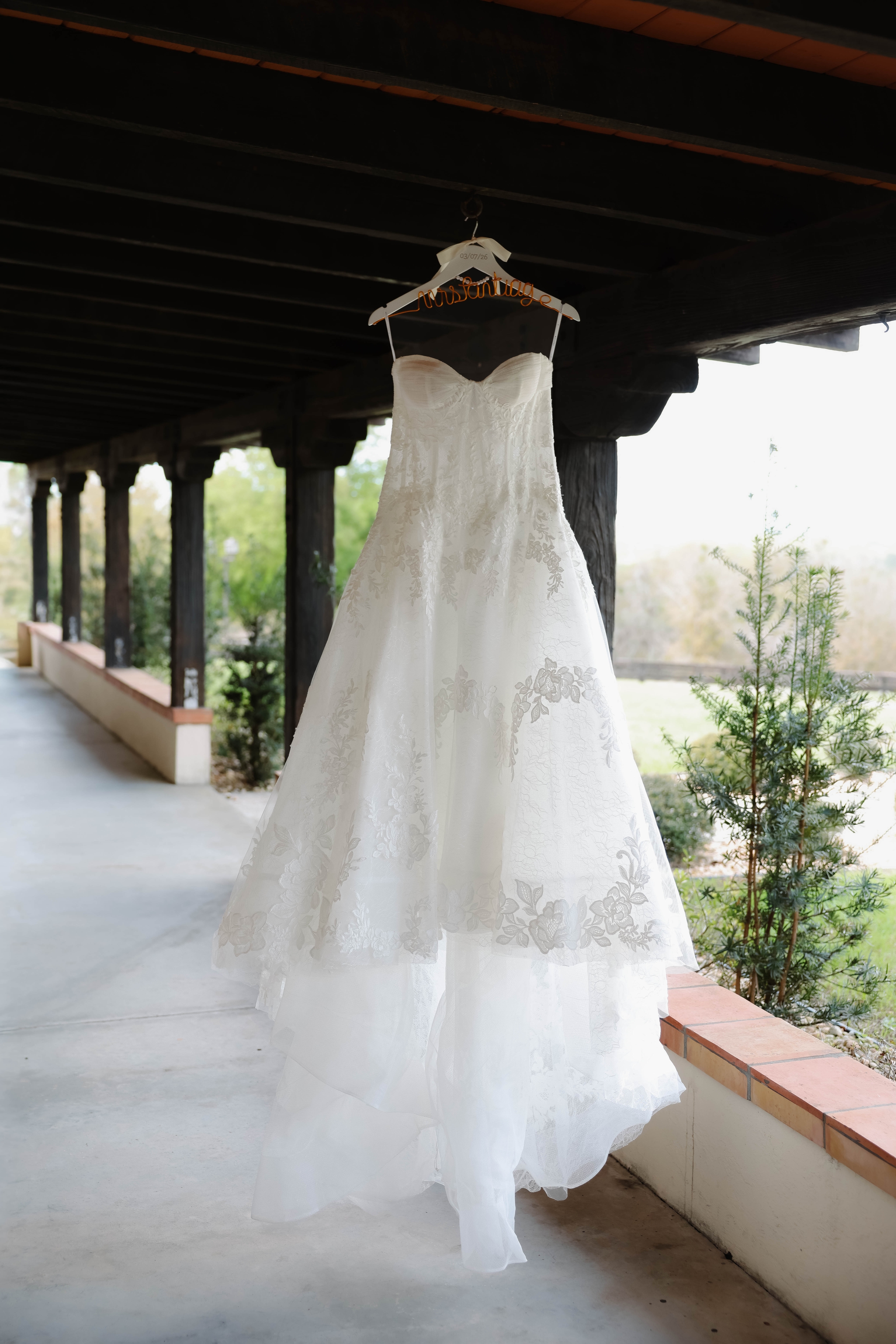 la hacienda snow hill wedding dress spanish venue bridal gown - Vibrant Spring Weddings: The Must See Trend at La Hacienda On Snow Hill la hacienda snow hill wedding dress spanish venue bridal gown